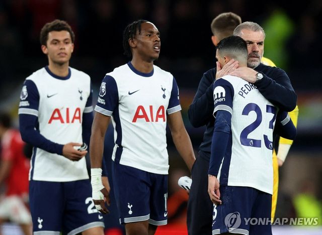 패배를 아쉬워 하는 토트넘 선수들