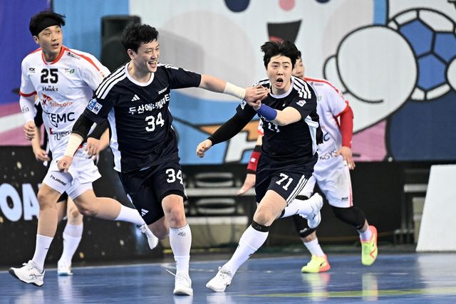 두산 강전구(34번)와 김진호(71번)