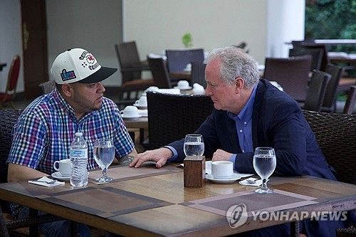 엘살바도르에서 실수로 잘못 추방된 이민자(사진 왼쪽) 만나는 미국 야당 상원의원