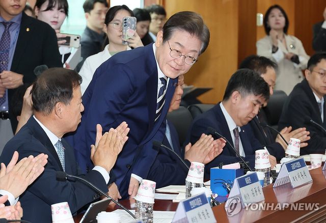 인사하는 이재명 후보