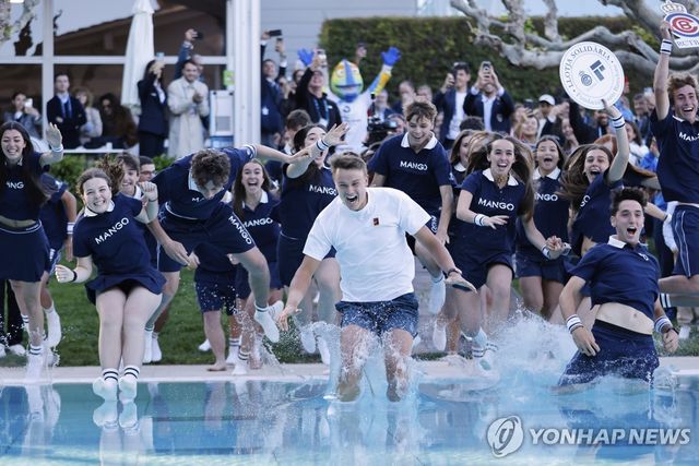 우승 후 볼키드들과 함께 대회장 내 수영장에 몸을 던지는 루네(흰색 상의)