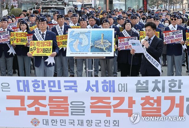 중국이 서해에 설치한 인공 구조물 철거 촉구