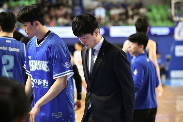 어두운 표정의 강혁 감독