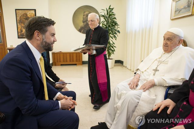 20일(현지시간) 바티칸서 만난 프란치스코 교황과 JD 밴스 미국 부통령