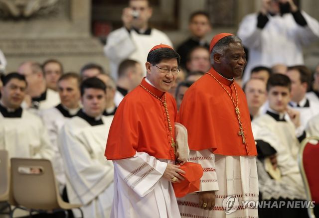 루이스 안토니오 타글레(왼쪽), 피터 코도 아피아 턱슨 추기경