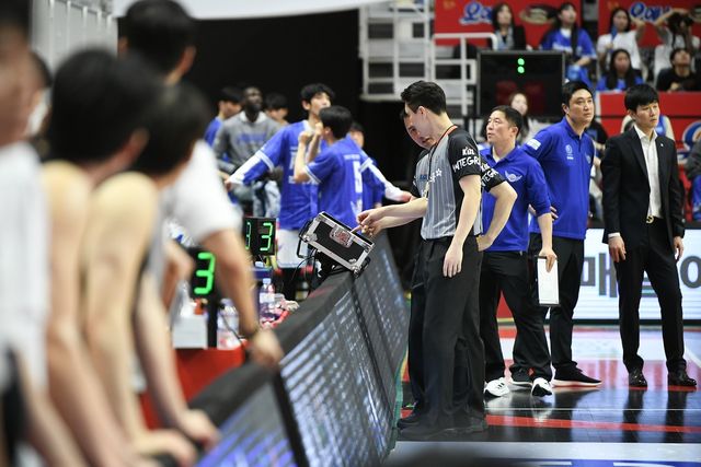 경기 영상을 확인하는 심판들