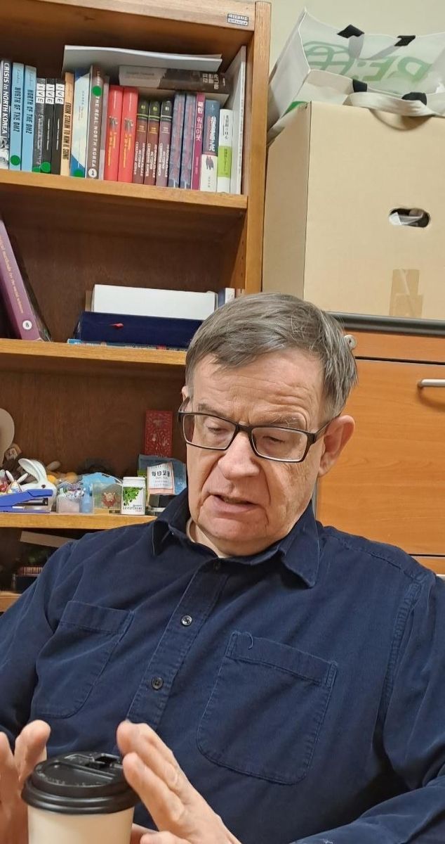 연합뉴스와 인터뷰 중인 란코프 교수 