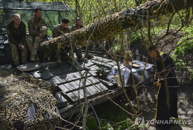 탱크 위에 앉아있는 우크라이나 군인들