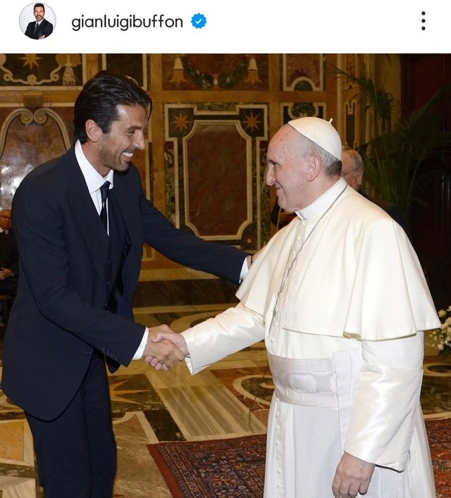 이탈리아 전 축구 대표 잔루이지 부폰과 프란치스코 교황