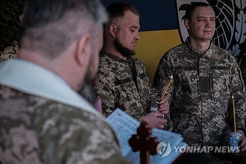 20일(현지시간) 우크라 도네츠크주의 군대에서 미사 집전하는 군종 사제