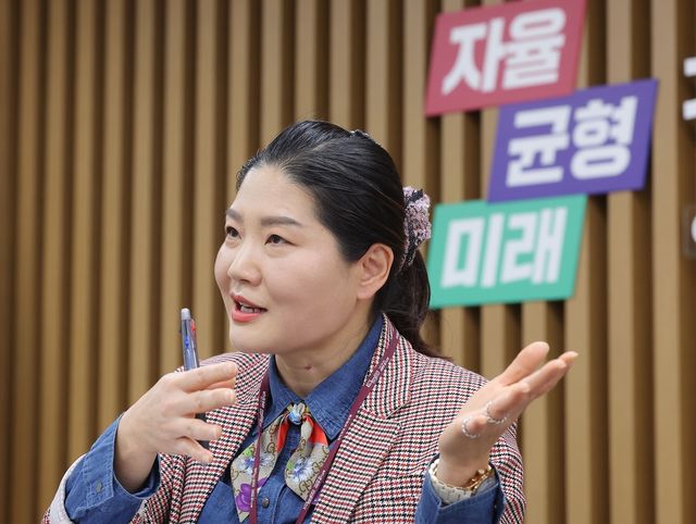 인터뷰하는 김정혁 경기도교육청 장학사