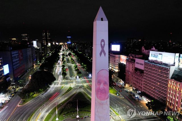 프란치스코 교황의 선종을 애도하는 아르헨티나 부에노스아이레스 풍경