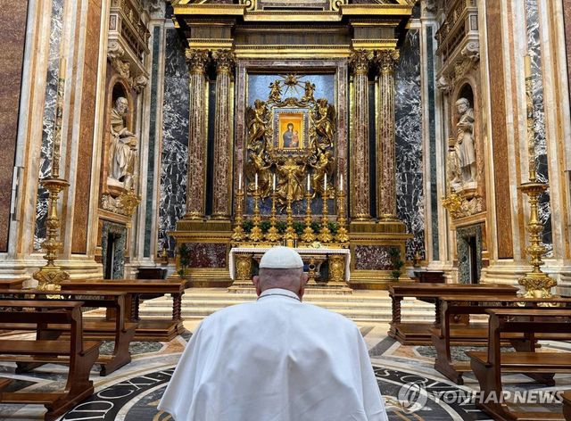 지난 12일 산타 마리아 마조레 대성전 성모 성화 앞에서 기도하는 교황