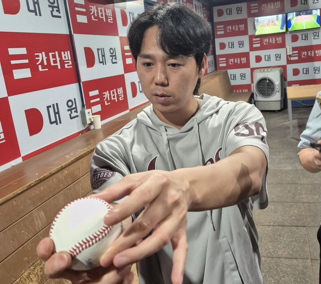 새 슬라이더 그립 설명하는 하영민