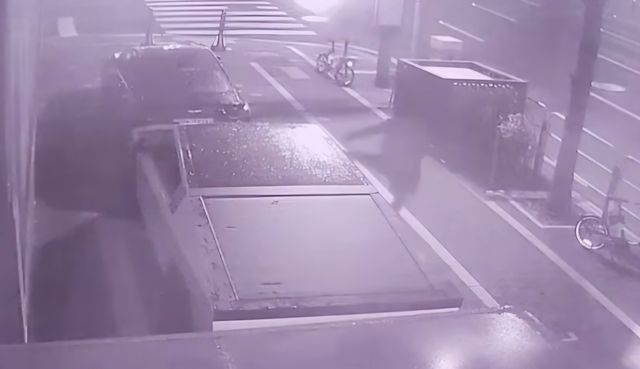 사이버트럭을 발로 차는 A씨