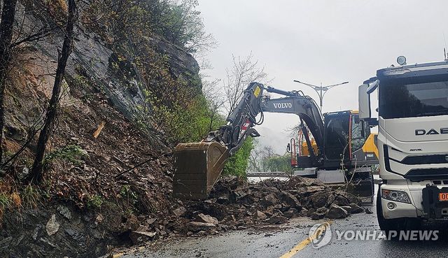 춘천 소양강댐 진입도로 낙석