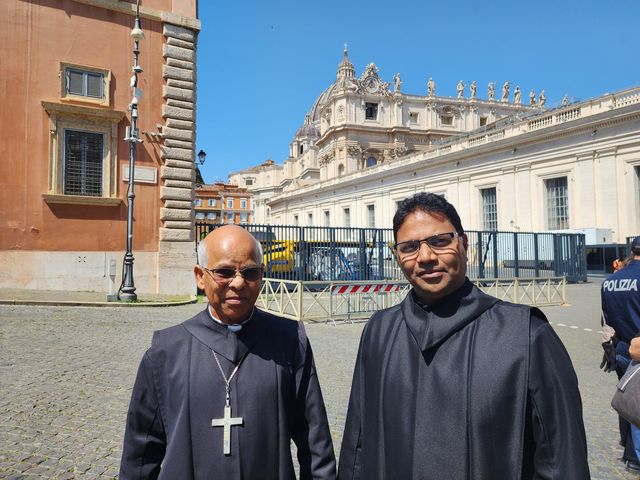 샤브레이아 부발라 수도승(오른쪽)