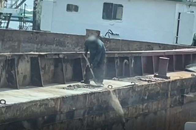 폐기물 해양으로 불법 투기하는 선원