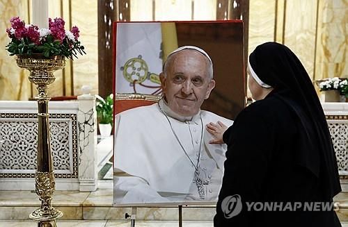 교황 사진 어루만지는 수녀