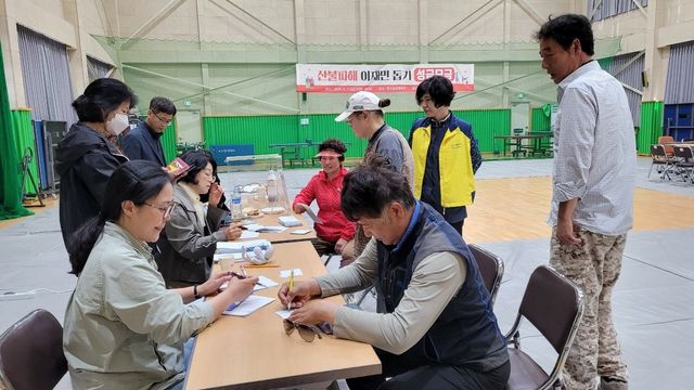 산불 피해 성금 모으는 의성군 춘산면 주민