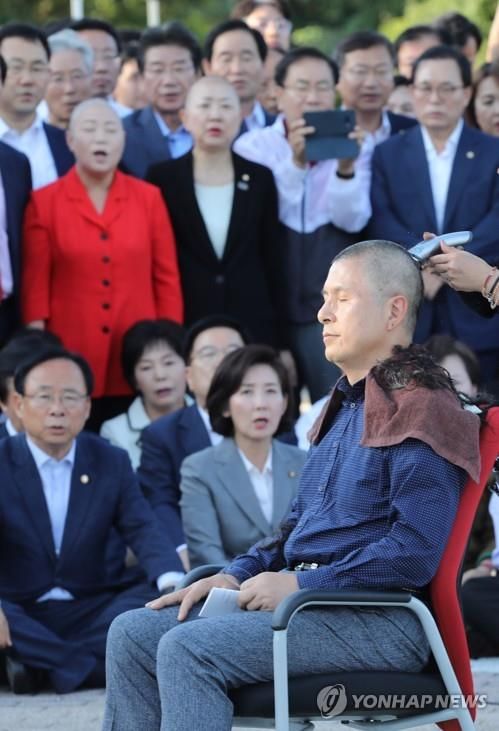 삭발로 대머리 의문 털어낸 황교안 