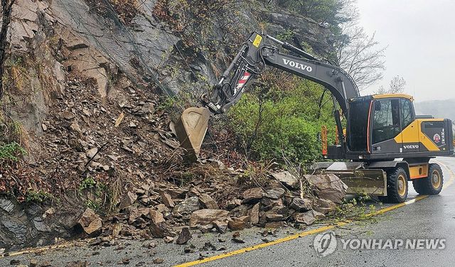 춘천 소양강댐 진입도로 낙석