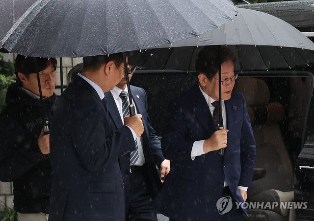 경호 받으며 법정 향하는 이재명 후보