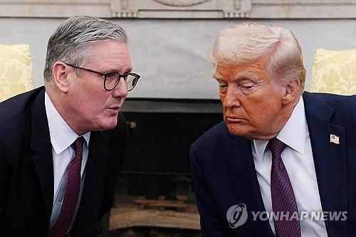 지난 2월 백악관에서 만난 키어 스타머 영국 총리(왼쪽)와 도널드 트럼프 미국 대통