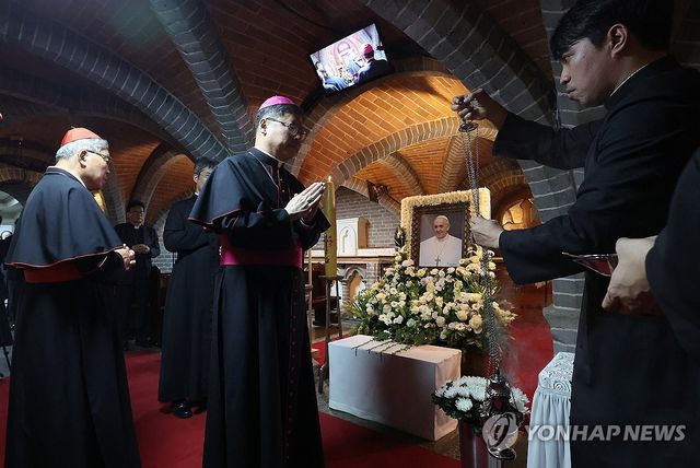 프란치스코 교황 위해 기도하는 주교단