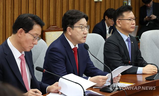 원내대책회의에서 발언하는 권성동 원내대표