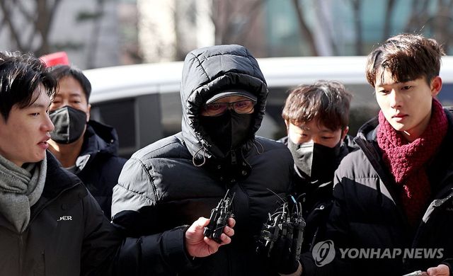 말없이 법정 향하는 전성배 씨