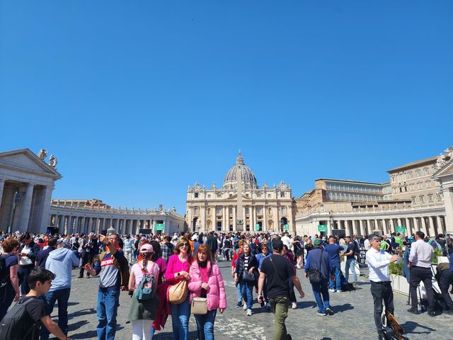 교황 선종 소식에 붐비는 바티칸 성 베드로 광장