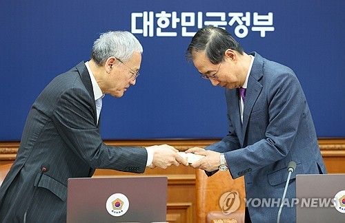 세계 책의 날 앞두고 책 선물 받는 한덕수 대통령 권한대행