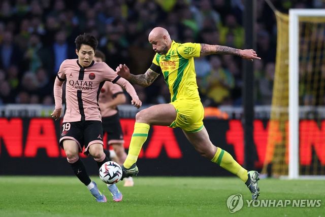 PSG 이강인(왼쪽)이 낭트와 경기에서 상대를 마크하는 모습.