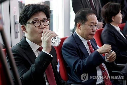 물 마시는 한동훈-홍준표