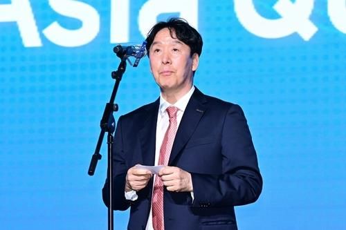 아시아쿼터 드래프트 때 선수 지명하는 신영철 OK저축은행 감독 