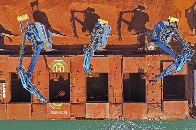 3월 30일 중국 산둥성 옌타이 항구의 수입 철광석