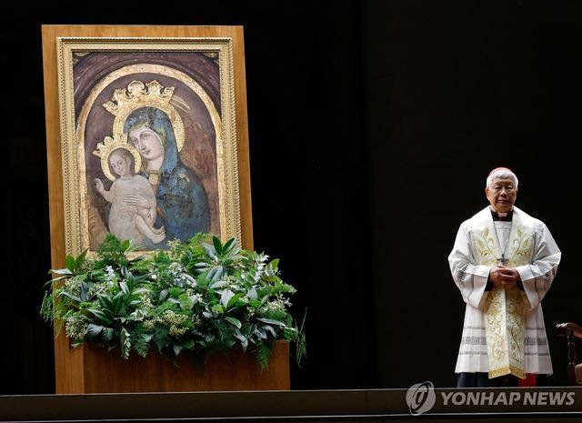 교황 쾌유 묵주 기도회 주례하는 유흥식 추기경