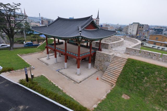 복원된 국가사적 울산 언양읍성 영화루