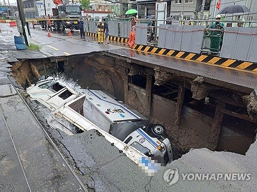 지난해 9월 부산 사상∼하단 도시철도 2공구에서 발생한 땅 꺼짐