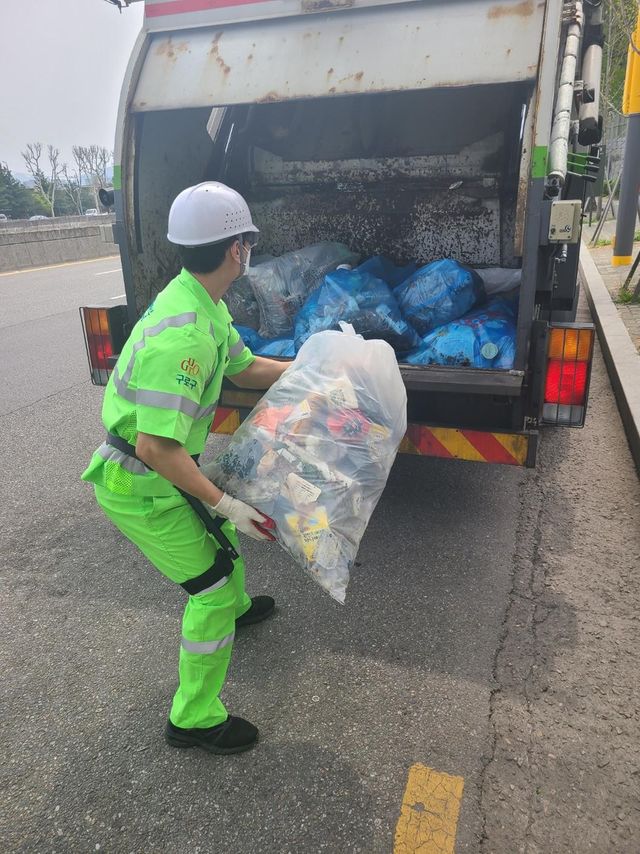 구로구, 환경미화원에 근력증강 창용형 로봇 시범 도입