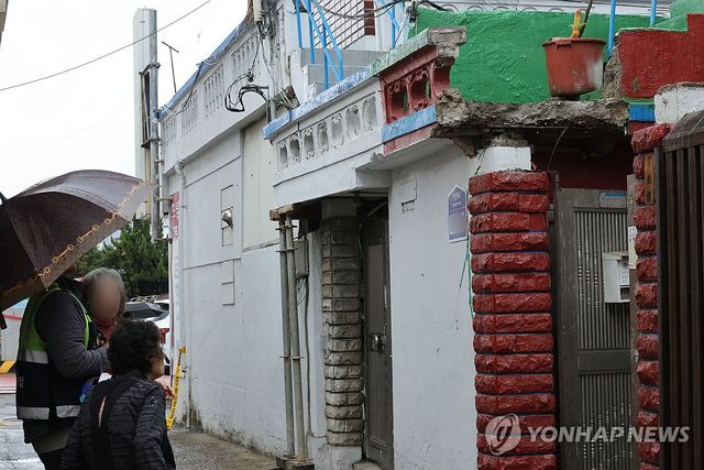 무너진 담장 앞에서