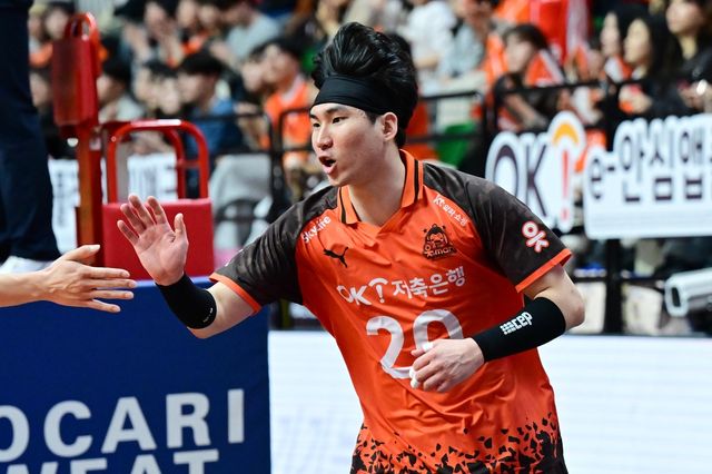 OK저축은행에서 뛰던 신호진의 모습