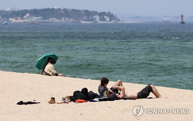 경포해변서 일광욕 즐기는 외국인들