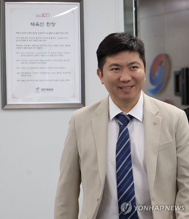 이사회 입장하는 유승민 대한체육회장