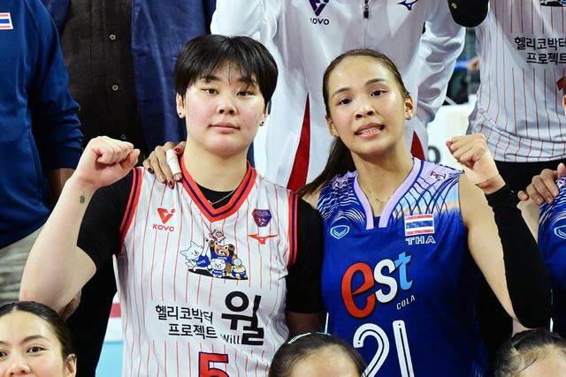 한국-태국 여자배구 올스타 슈퍼매치 후 나란히 사진을 찍은 김다은(왼쪽)과 타나차