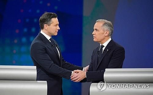 TV토론에서 악수하는 포일리에브르(왼쪽)와 카니