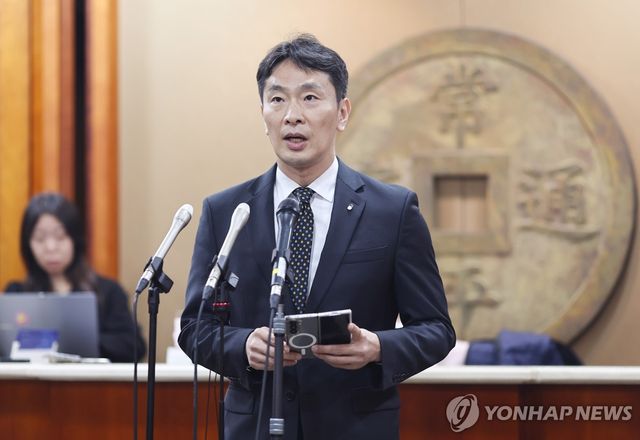 브리핑하는 이복현 금감원장