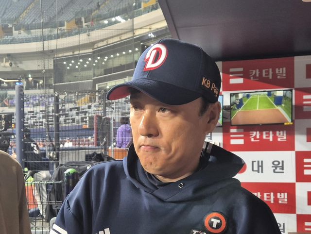 인터뷰하는 이승엽 두산 베어스 감독