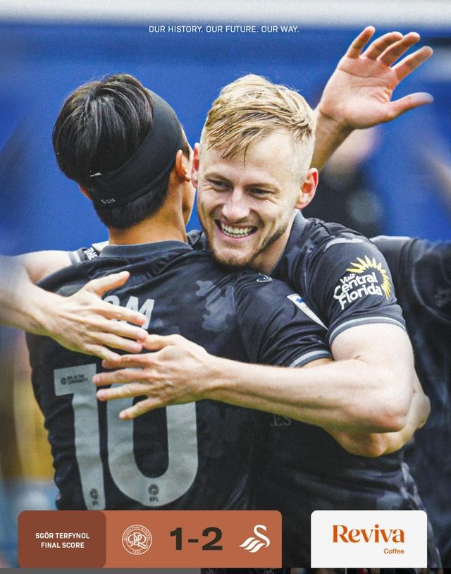 엄지성과 포옹하는 해리 달링